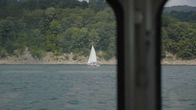 暑假在湖边。船POV两艘船互相经过