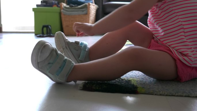 孩子学会穿鞋和脱鞋。