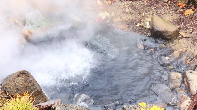 地热蒸汽和气泡在温泉中喷出