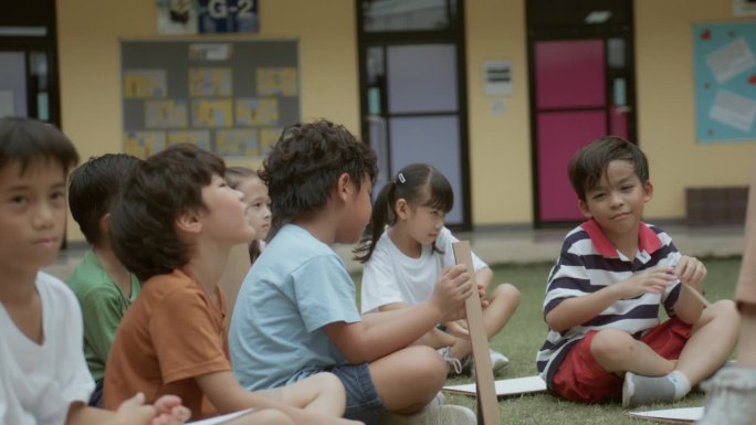 在一所户外小学，一群孩子正在准备他们的绘画，并享受创造性的活动。