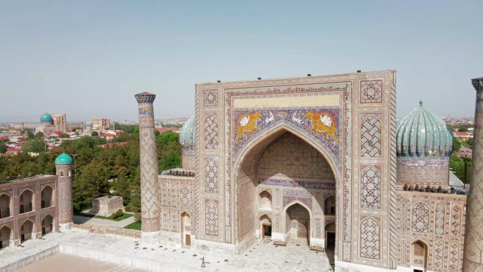 乌兹别克斯坦的撒马尔罕，雷吉斯坦广场，中亚著名的旅游景点