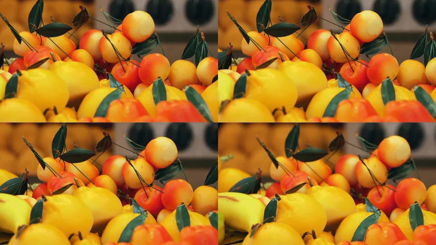 水果。特写镜头。柜台上陈列着樱桃、柠檬、李子、梨和其他水果。农贸市场的新鲜水果摊。商店里成熟多汁的水