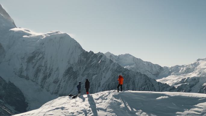 登山攀登雪山航拍