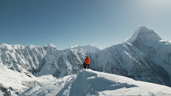 登山攀登雪山航拍