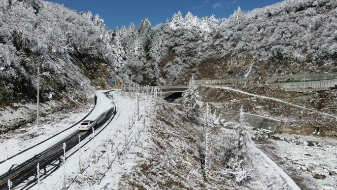 奔驰小轿车在雪地公路行驶旅行航拍雪景雾凇