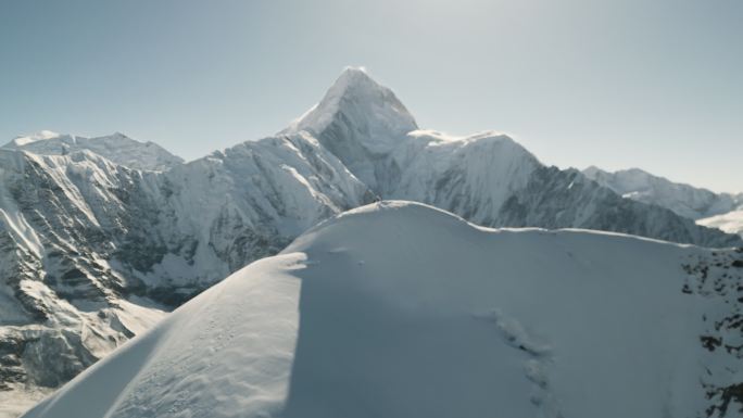 登山攀登雪山航拍