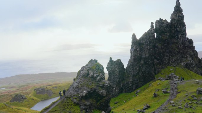 游客们带着北欧拐杖一起远足。爬上高高的悬崖