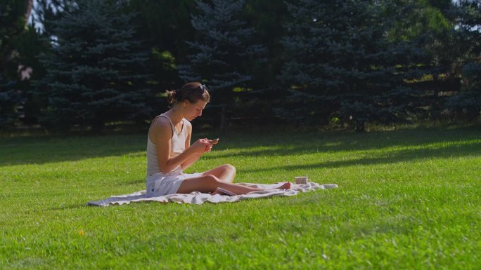 在绿草地上休息的女人。读书和放松