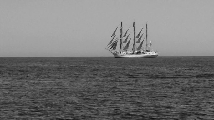 老式帆船在海上扬帆远航