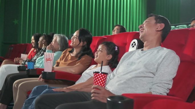 亚洲观众喜欢一起在电影院看电影。