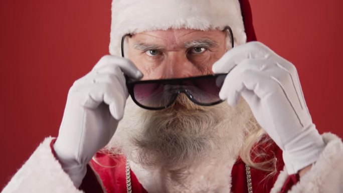 嬉皮士圣诞老人戴墨镜的肖像