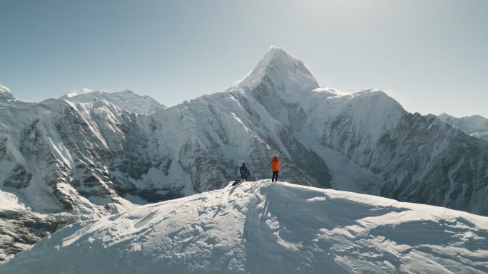 登山攀登雪山航拍