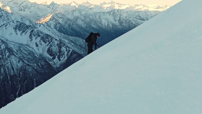 登山攀登雪山航拍