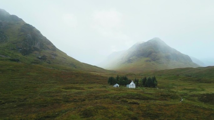 乡村山景配上白色小屋