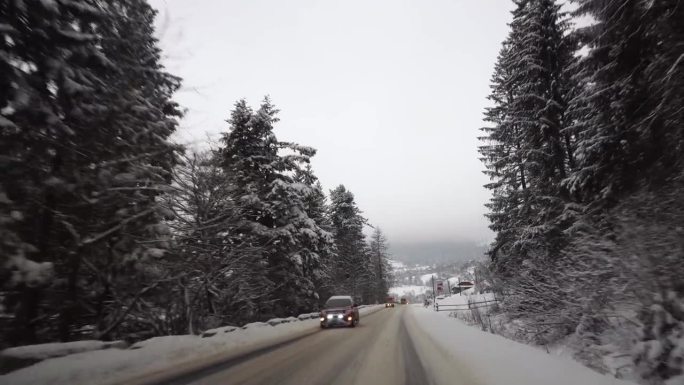 雪山公路沿路移动，美丽的冬季景观