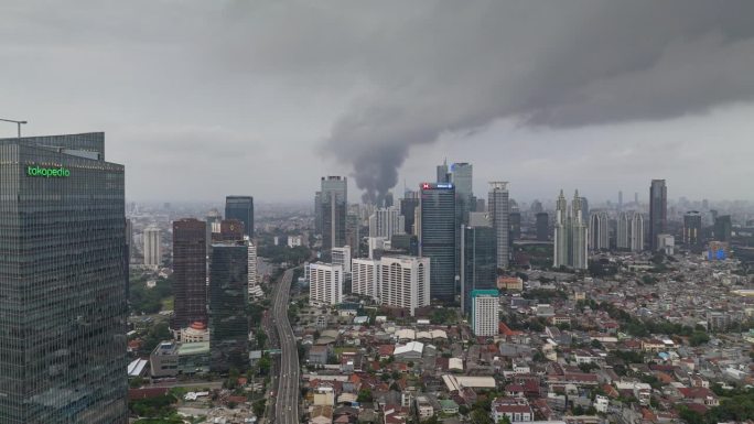 晚间雅加达市区大火烟雾鸟瞰图4k延时拍摄印尼