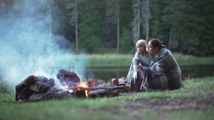 一家人在湖边露营，篝火熊熊燃烧。