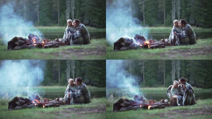 一家人在湖边露营，篝火熊熊燃烧。