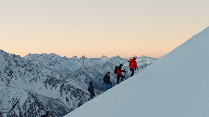 登山攀登雪山航拍