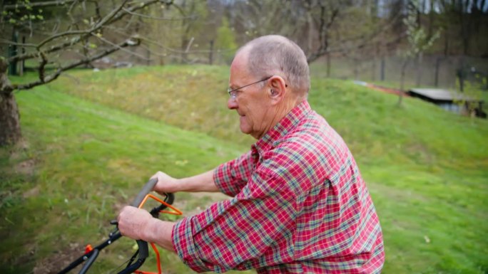 老人在后院割草坪园艺师修剪草坪割草