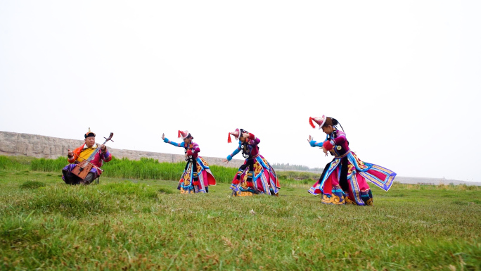 蒙古族在草原上拉马头琴跳舞视频素材