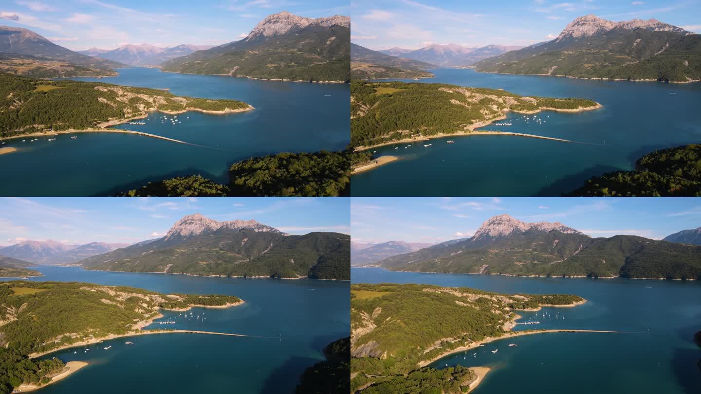 夏季鸟瞰Serre-Poncon湖与尚特卢贝湾及其淹没的高架桥。法国上阿尔卑斯山脉的杜朗斯山谷和大摩