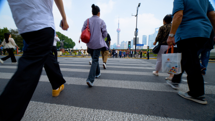 上海 外滩 过马路 脚步  横道线