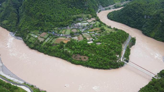 怒江边219国道丙中洛雾里村航拍高原山区