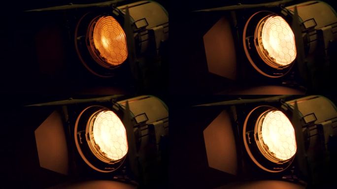 -专业的照明设备-从左到右拍摄-灯打开