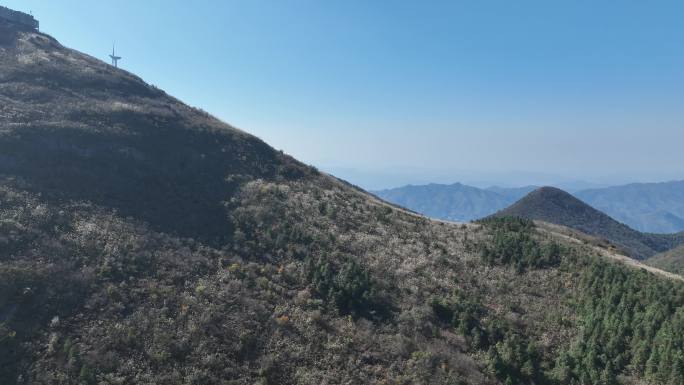 浙江会稽山东白山高山草甸芦花秋天蓝天风车