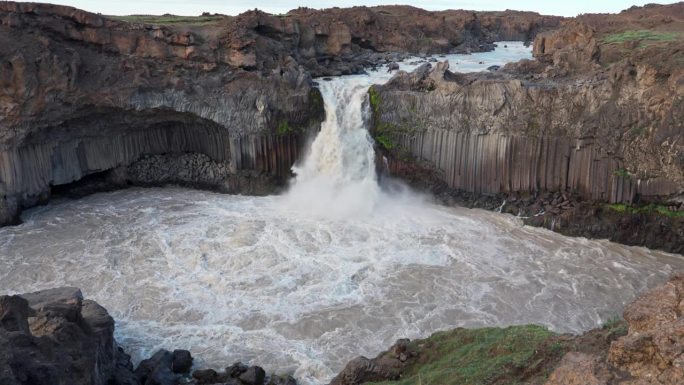 冰岛夏季，强大的阿尔德雅福斯瀑布从巴达达尔山熔岩场和玄武岩柱流出
