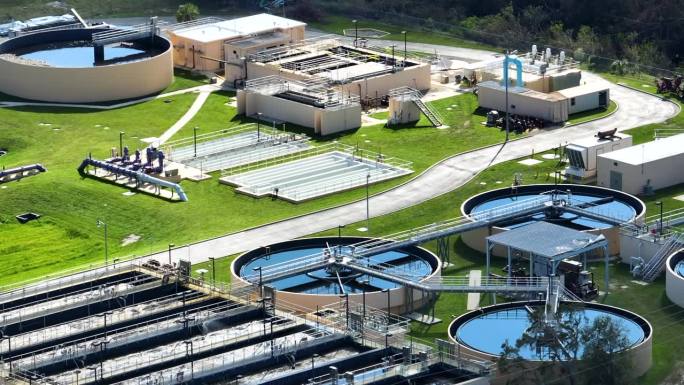 城市污水处理厂现代化净水设施鸟瞰图。从被污染的液体中去除不需要的化学物质、悬浮固体和气体的净化过程