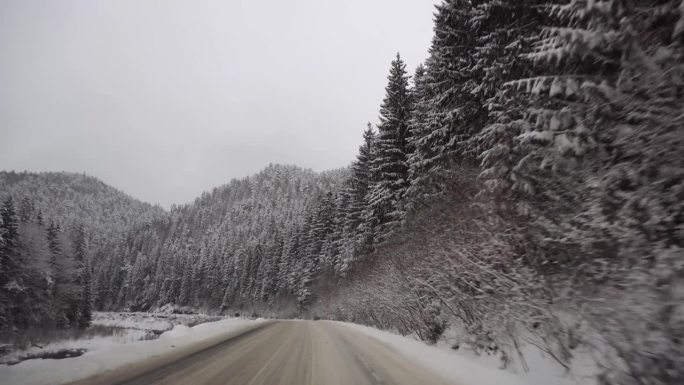 雪山公路沿路移动，美丽的冬季景观