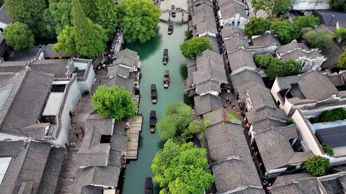 乌镇乌篷船穿梭河道 泛舟湖上