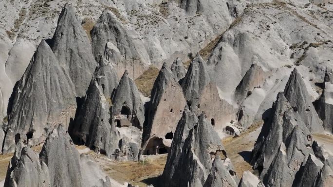 塞利姆教堂和仙女烟囱在伊拉拉山谷无人机视频，塞利姆gzelyurt，阿克萨赖土耳其(土耳其语)