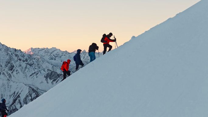 登山攀登雪山航拍