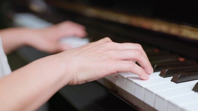 女人的手在弹钢琴视频素材演奏弹奏