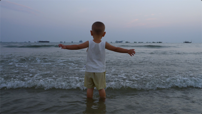 小男孩勇敢面对海浪-小孩站在海边张开双臂