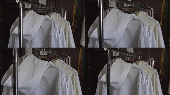 挂着牧师的白色长袍。