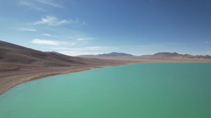 西藏 碧蓝湖面 公路中分