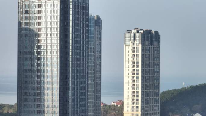 航拍威海国际海水浴场海信海景壹号公寓高楼
