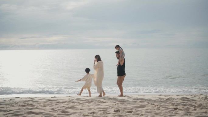 一群亚洲家庭在度假时一起享受夏天的海滩之旅。