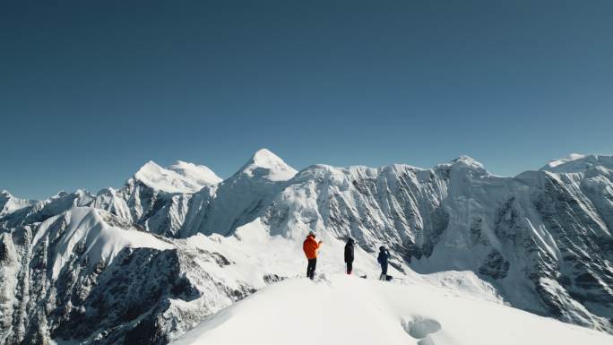 登山攀登雪山航拍