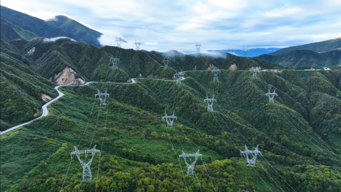 泥巴山电力输电线铁塔国家电网