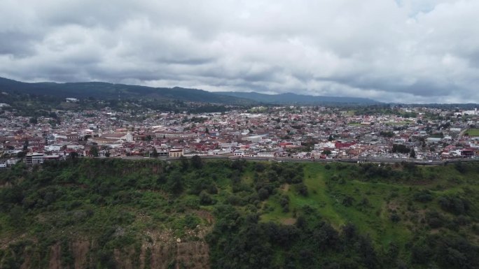 墨西哥普埃布拉多云的天空下，历史名城萨卡特兰的全景鸟瞰图