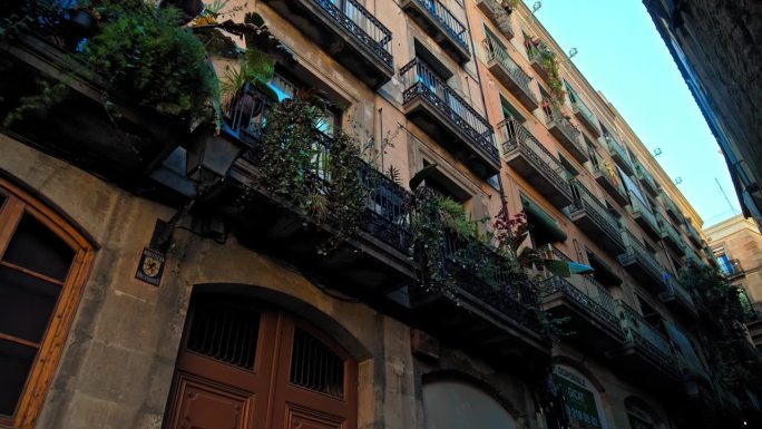 西班牙巴塞罗那哥特区美丽的阳台和建筑。