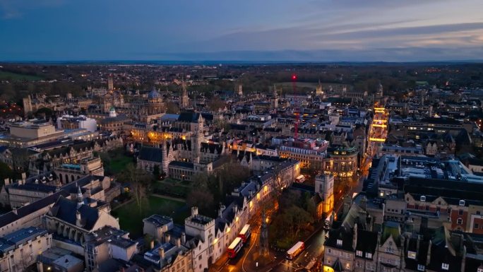 黄昏时分，无人机在牛津大学圣约翰和贝利奥尔学院上空飞行