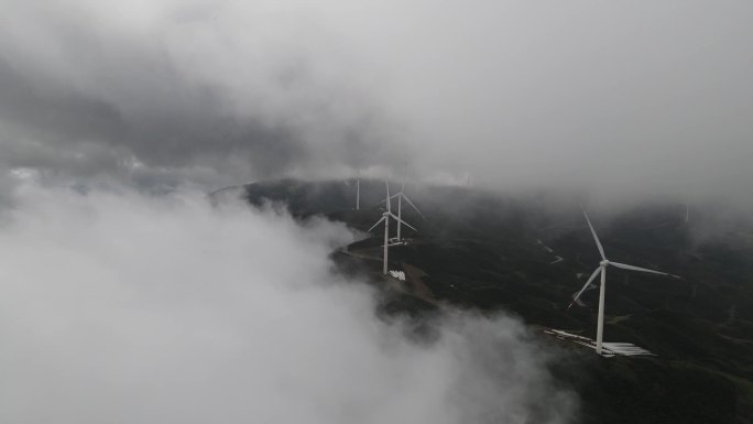 乌蒙大草原上云雾缭绕的大风车意境风力发电