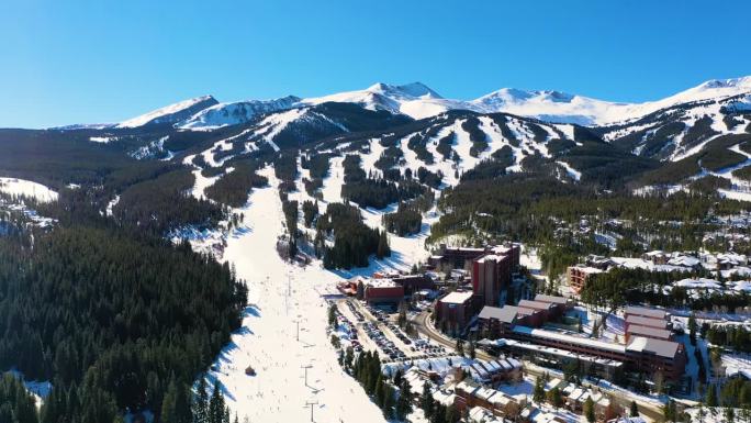 空中无人机俯瞰滑雪斜坡与缆车俯瞰美丽的山峰在布雷肯里奇科罗拉多州与山的房子和度假租赁