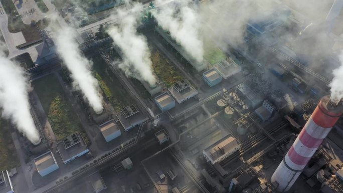 燃煤电厂高管黑烟囱污染大气鸟瞰图